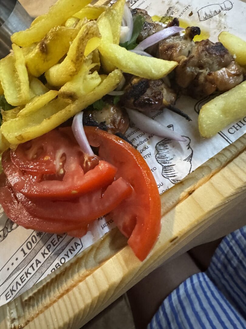 Grilled skewers with fries and tomato